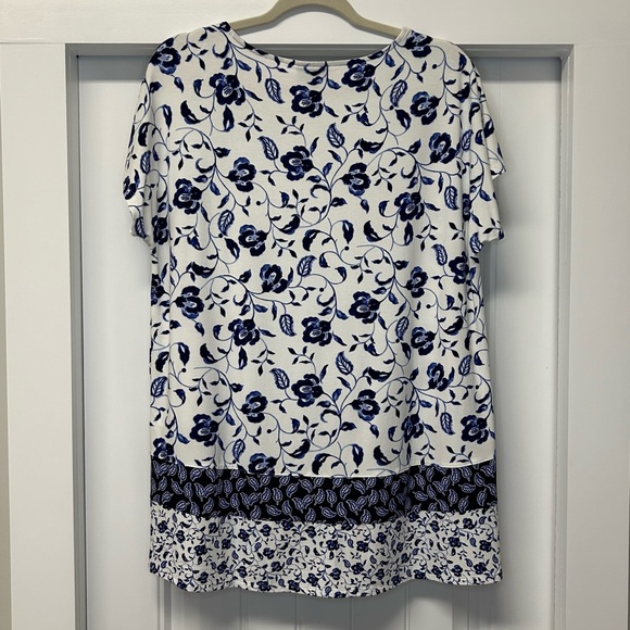 J. Jill Wearever Collection Blue White Floral Top Short Sleeves Size M - Picture 7 of 12
